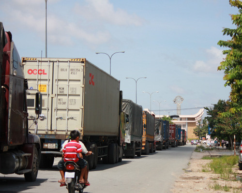 Xe chuyên chở đường bộ của Bestcargo tại cửa khẩu Mộc Bài