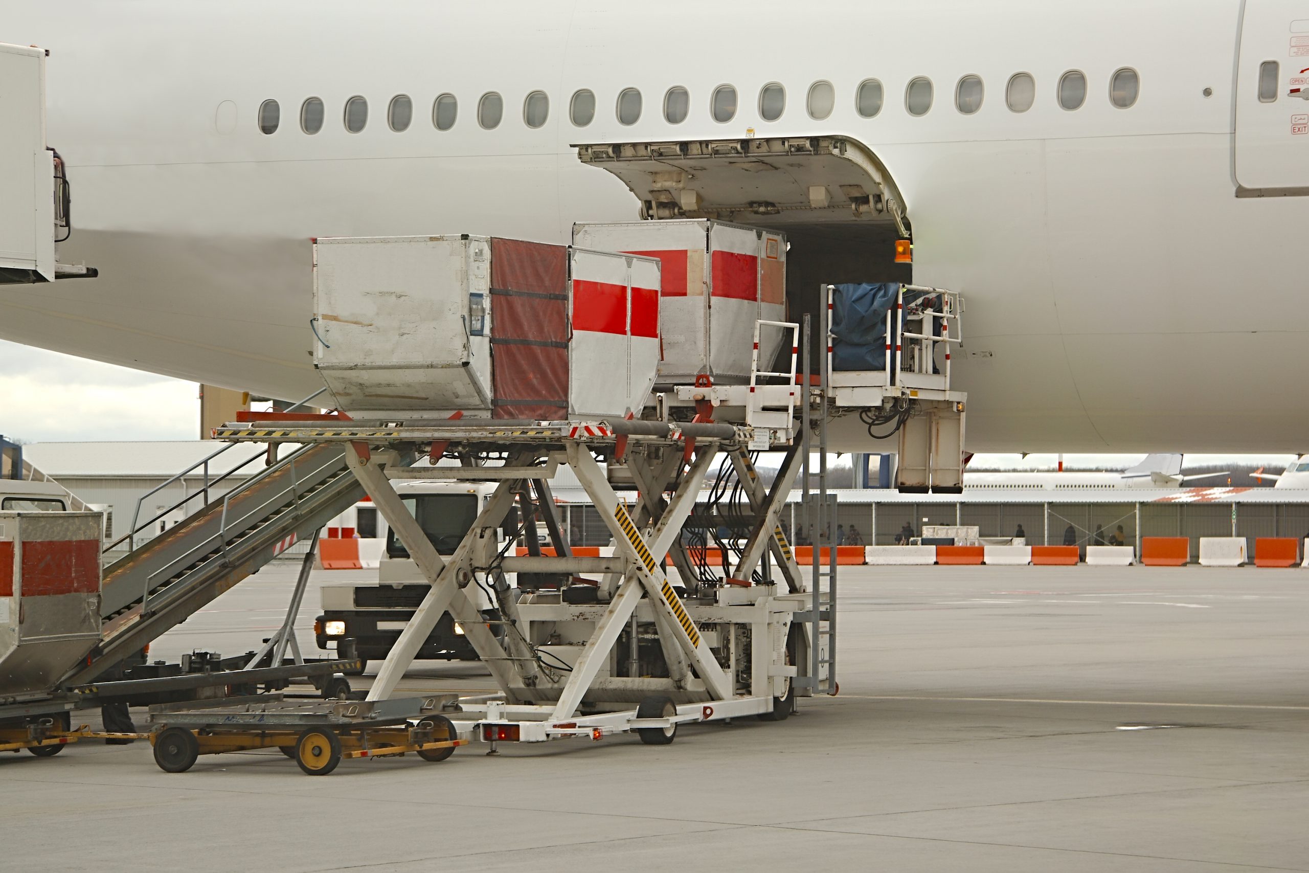 Loading cargo containers into an airliner