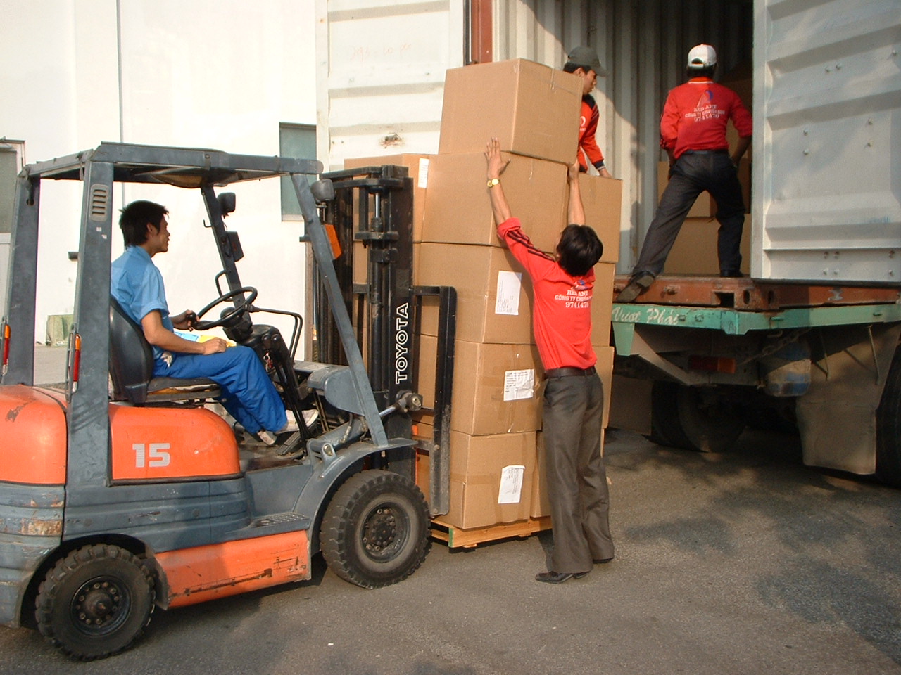 Bestcargo tổ chức xếp dỡ hàng dệt may xuất sang Campuchia