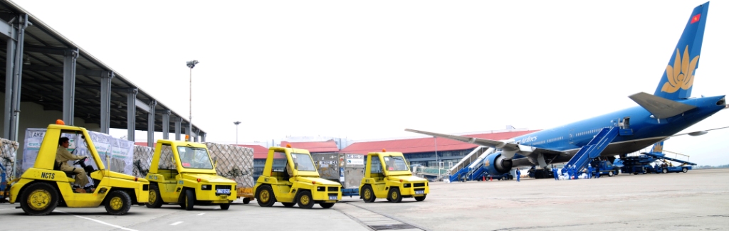 Hàng hóa được chuẩn bị để vận chuyển hàng không tại sân bay 