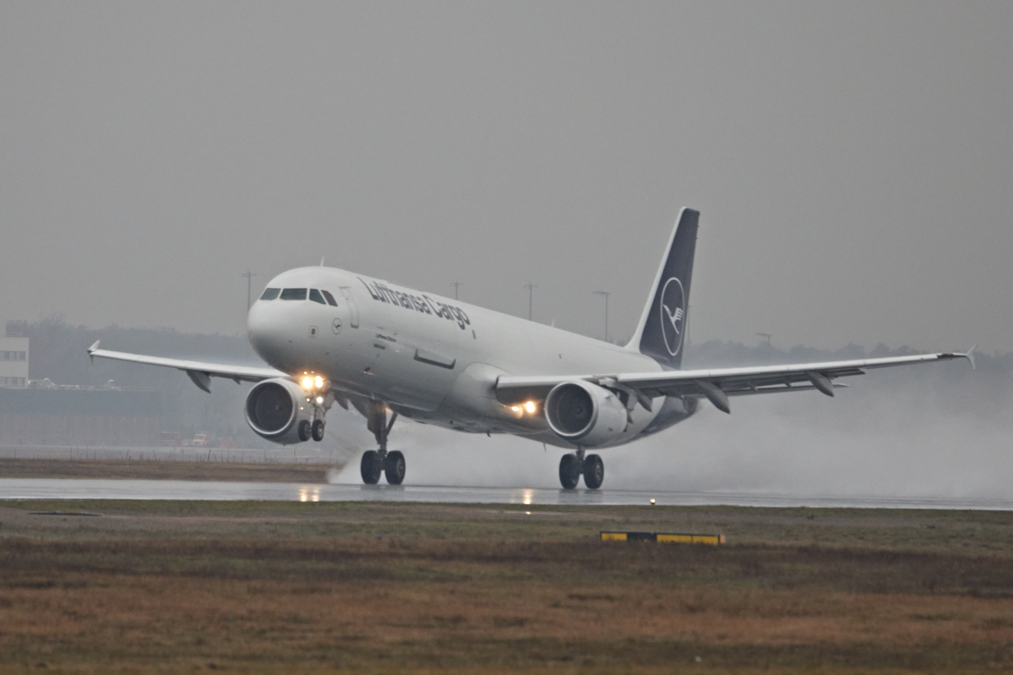 Lufthansa Cargo đỗ hai chiếc A321F do thân máy bay bị nứt nhỏ