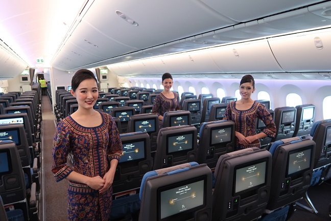 Đồng Phục Của Singapore Airlines – Biểu Tượng Thanh Lịch Trên Bầu Trời