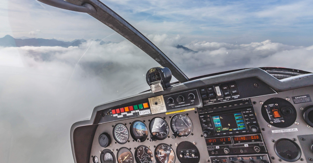 IFR (Instrument Flight Rules): Quy Tắc Bay Bằng Thiết Bị