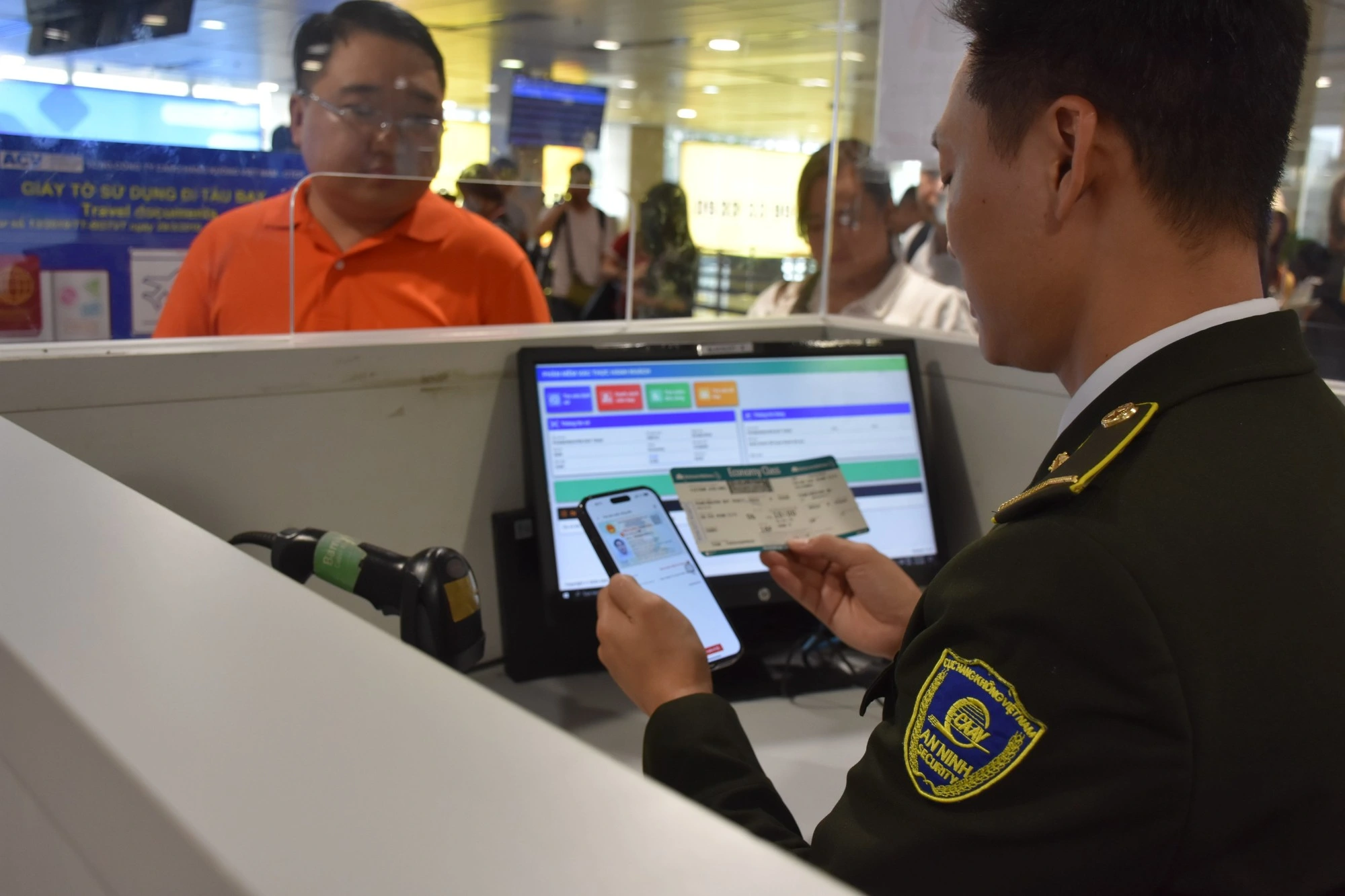 Thời gian làm thủ tục bay nhanh hơn nhờ VNeID