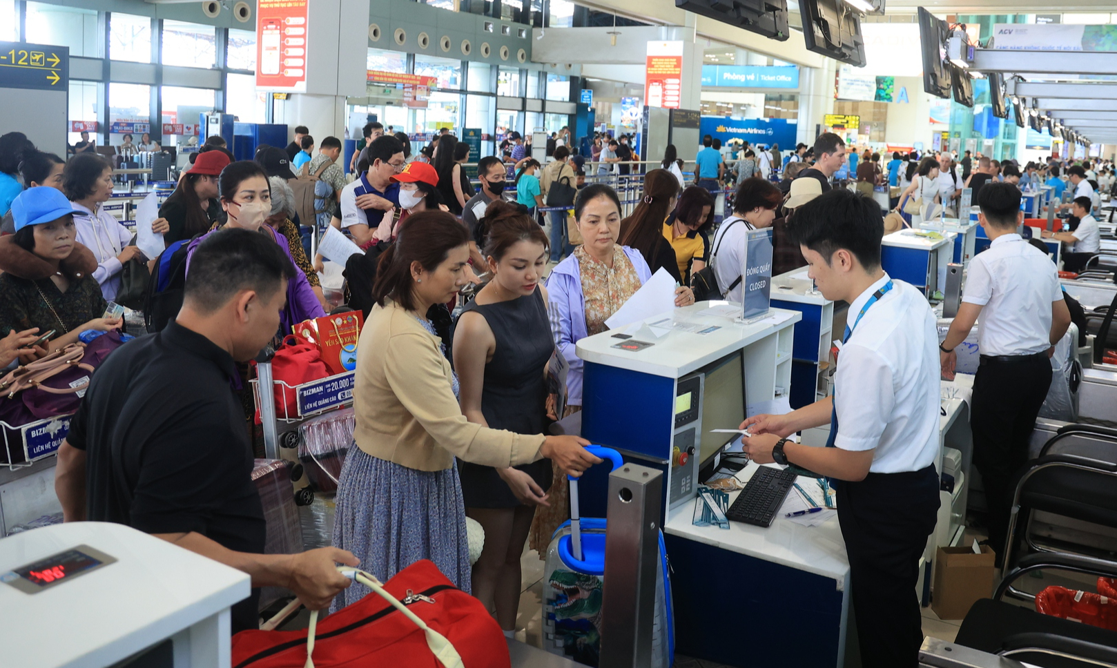 Khách Qua Cảng Hàng Không Việt Nam Vượt Mốc 10 Triệu Lượt Trong Tháng 5