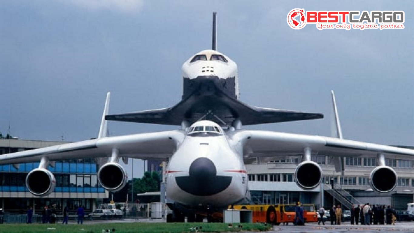 Máy bay An-225 cõng tàu vũ trụ Buran tại triển lãm hàng không Paris năm 1989