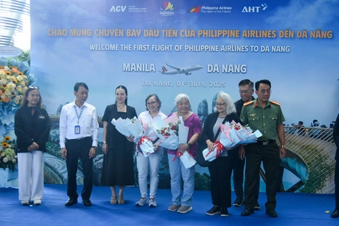 Những hành khách đầu tiên trên chuyến bay trực tiếp của Hãng hàng không Philippine Airlines đến Đà Nẵng