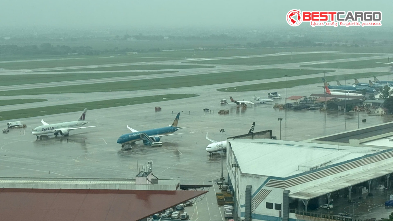 Hàng nghìn chuyến bay bị hủy vì mưa bão liên tục, ngành hàng không Việt Nam chịu ảnh hưởng nặng nề Hàng nghìn chuyến bay bị hủy vì mưa bão liên tục, ngành hàng không Việt Nam chịu ảnh hưởng nặng nề