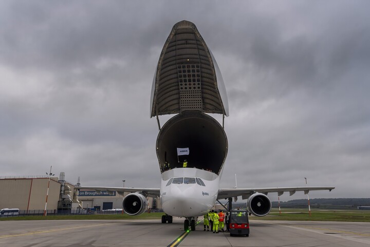 BelugaST-5 nâng khoang chở hàng sau khi hạ cánh. (Nguồn: Airbus)