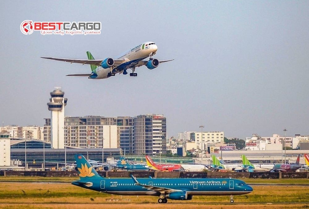 Vì sao nhiều chuyến bay bị hủy, hạ cánh tại sân bay Tân Sơn Nhất do gió lạ?